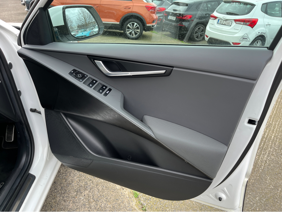 2023 Kia Niro - image 13