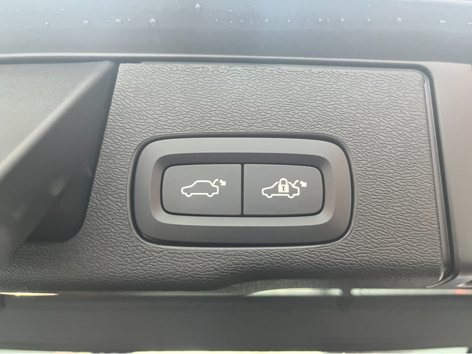 2022 Volvo XC60 - image 9