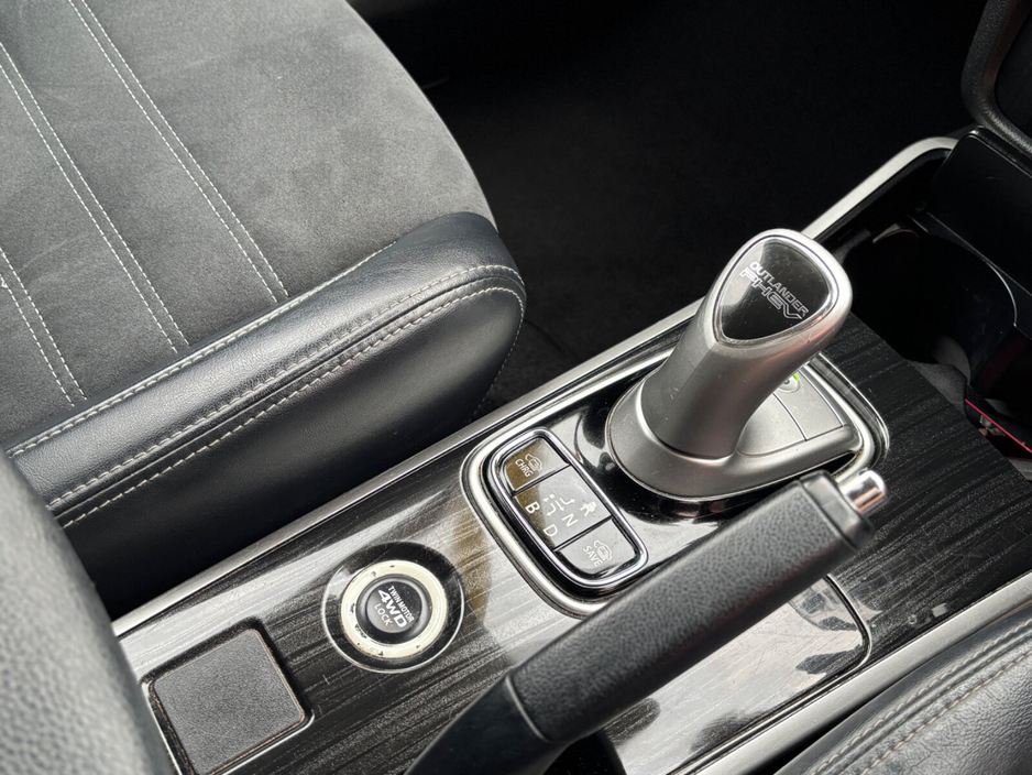 2015 Mitsubishi Outlander PHEV Intense+ €10,950