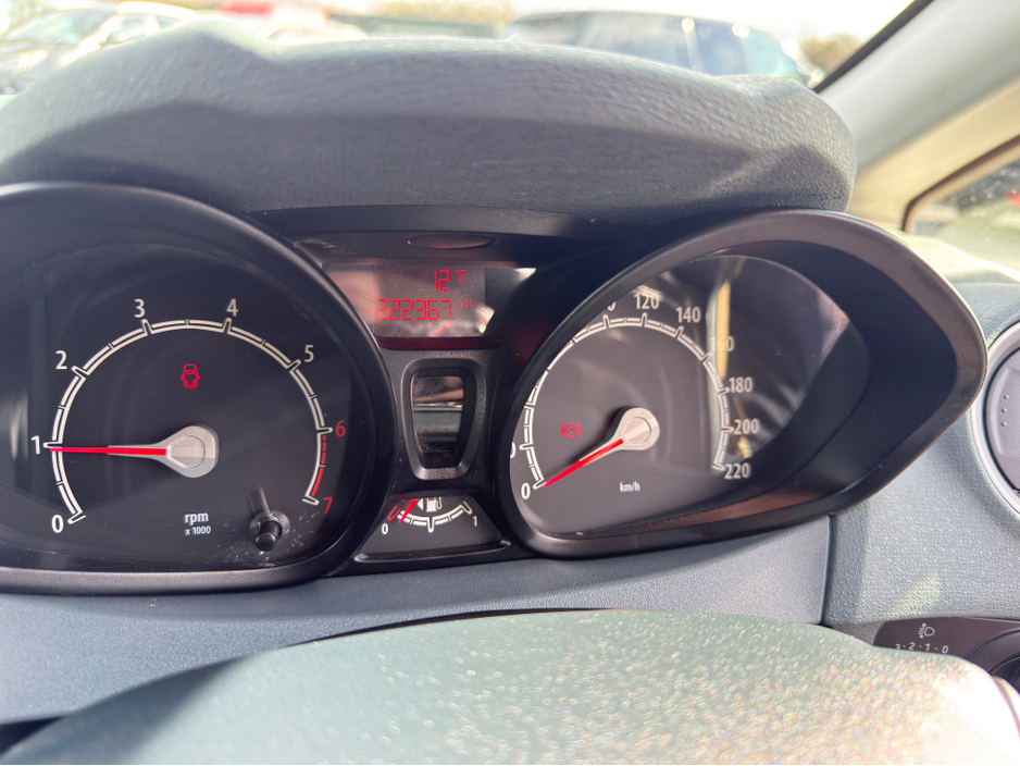 2010 Ford Fiesta - image 19