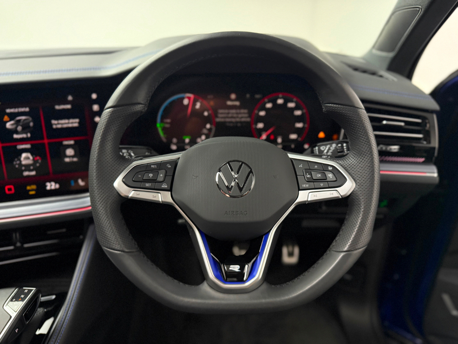 2025 Volkswagen Touareg - image 17