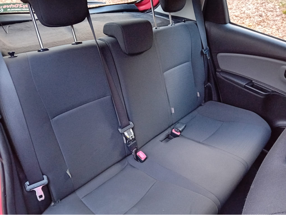 2015 Toyota Yaris - image 11