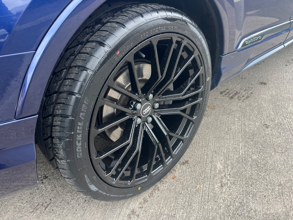 2022 Audi Q7 - image 12