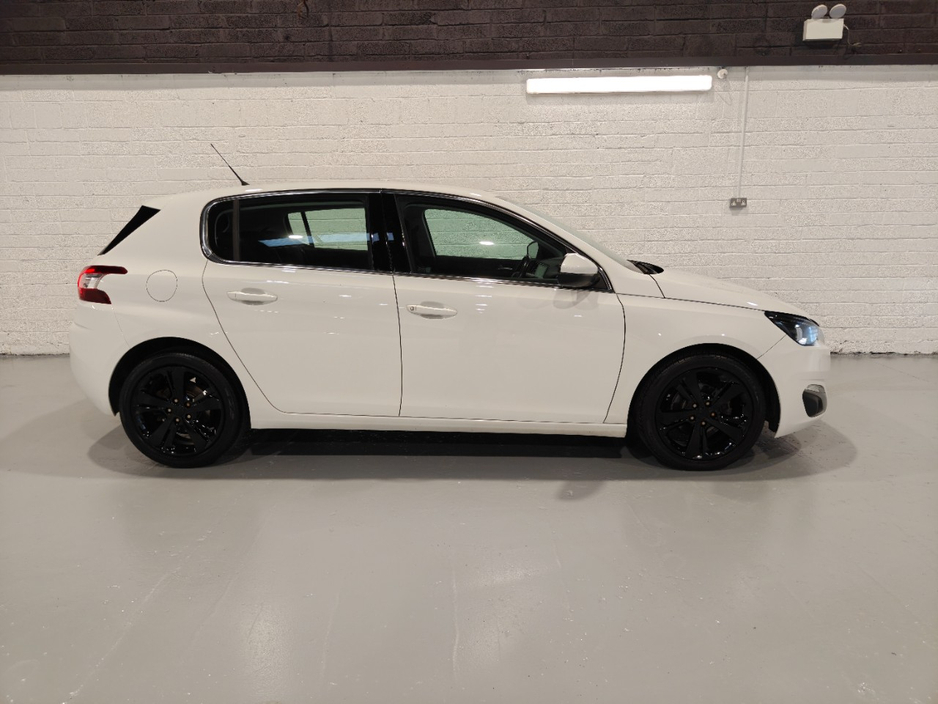 2016 Peugeot 308 - image 3