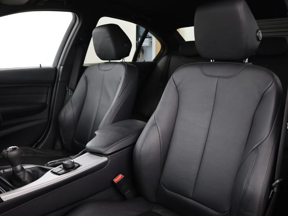 2015 BMW 3 Series - image 16