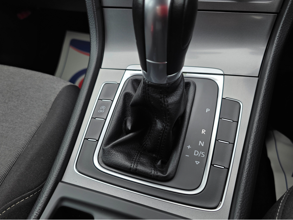 2016 Volkswagen Golf - image 15