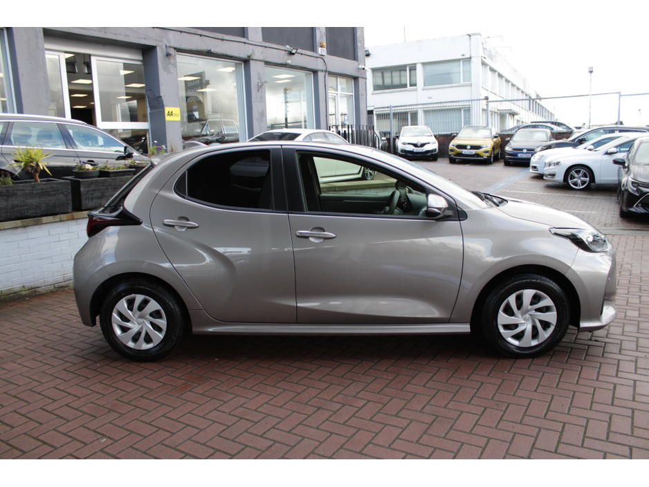 2021 Toyota Yaris - image 3