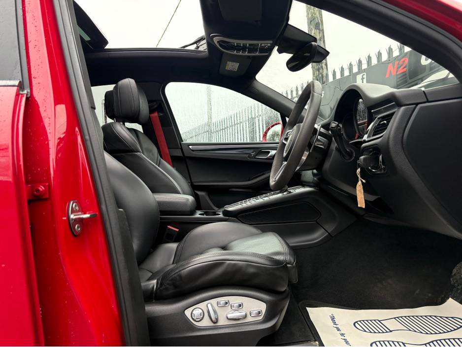 2017 Porsche Macan - image 12