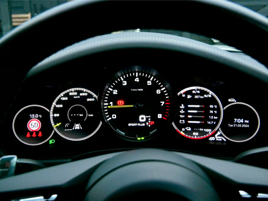 2023 Porsche Panamera - image 23