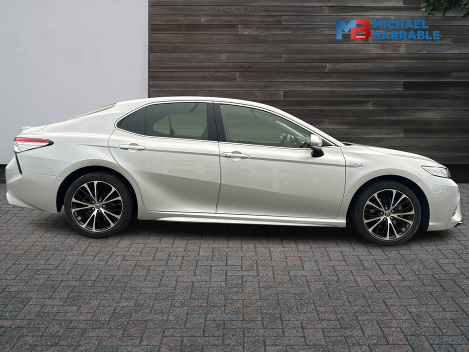 2019 Toyota Camry - image 4