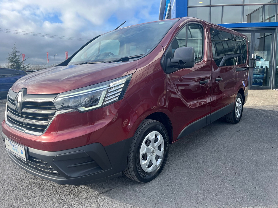 2023 Renault Trafic Passenger - image 3