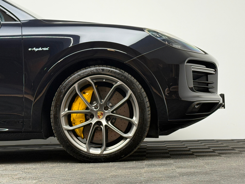 2021 Porsche Cayenne - image 8