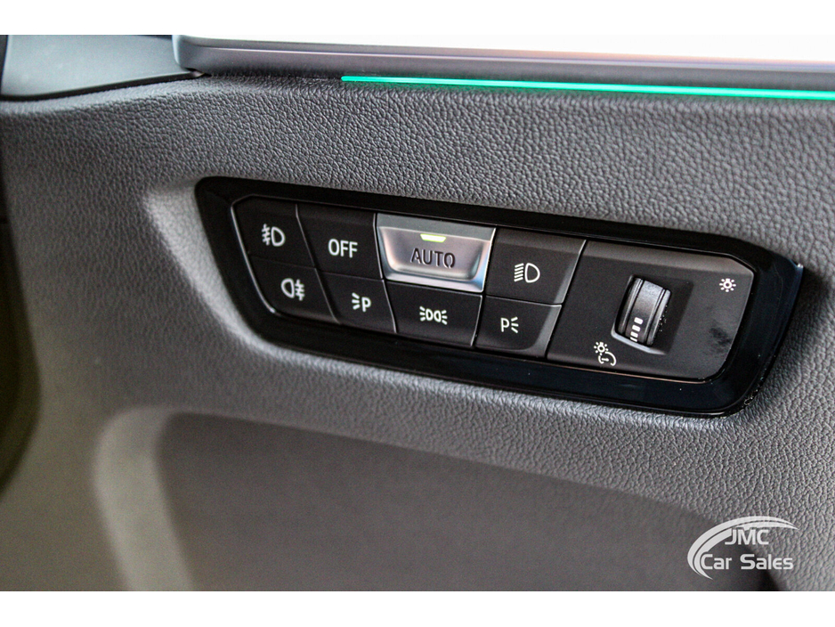 2021 BMW 3 Series - image 22