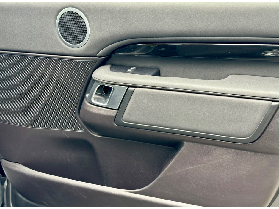 2019 Land Rover Discovery - image 11