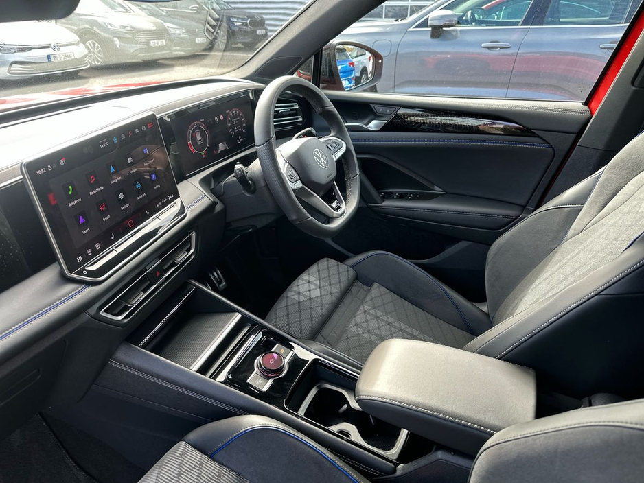 2025 Volkswagen Tiguan - image 2