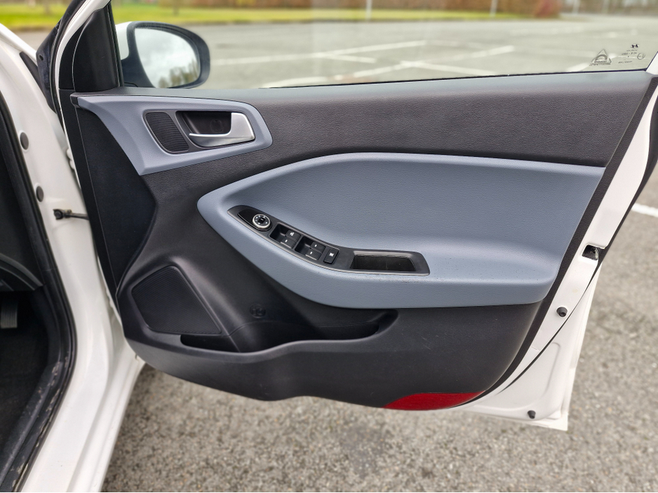 2015 Hyundai i20 - image 18