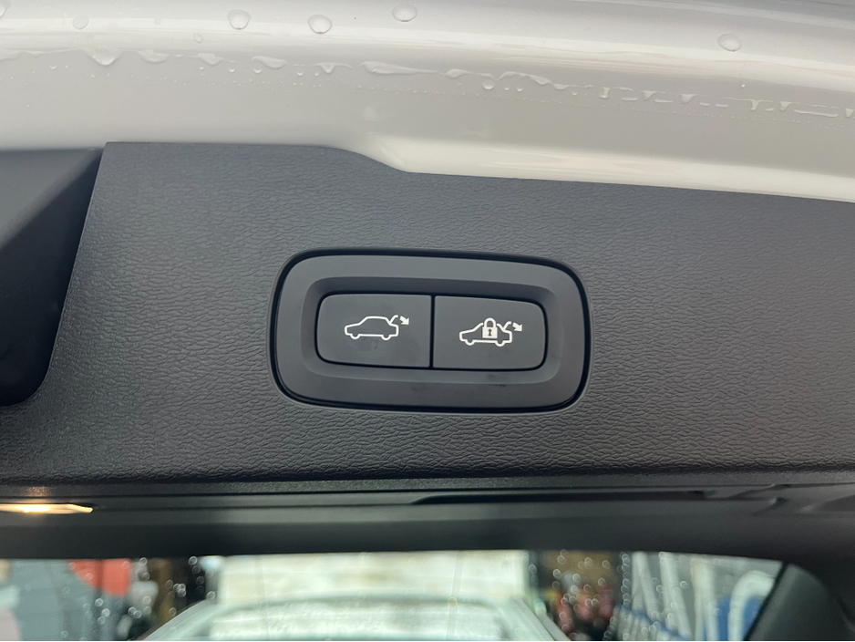 2024 Volvo V60 - image 8