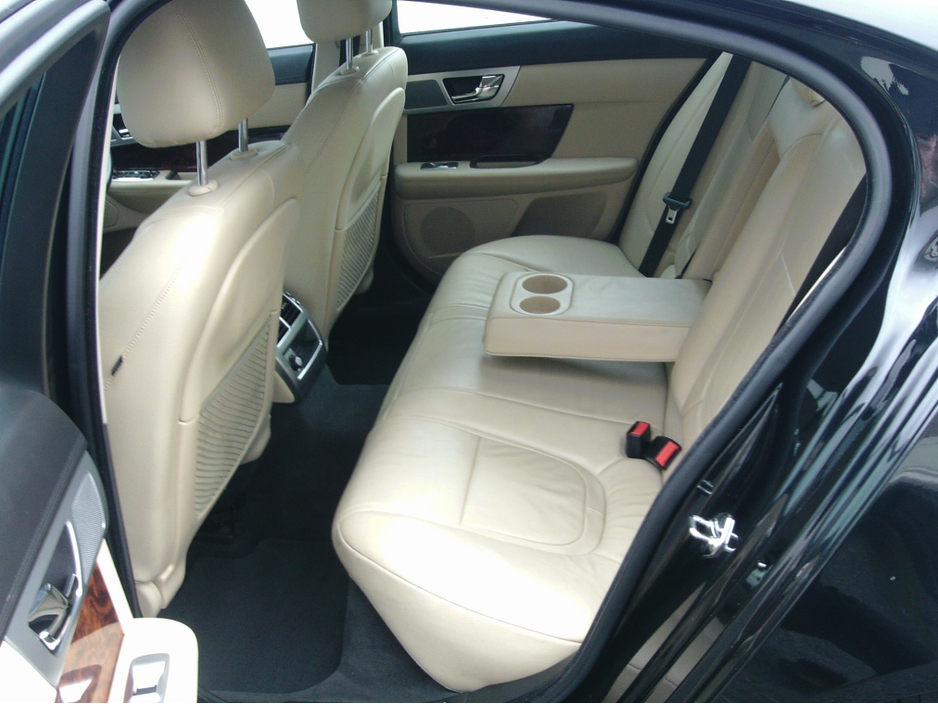 2014 Jaguar XF - image 16