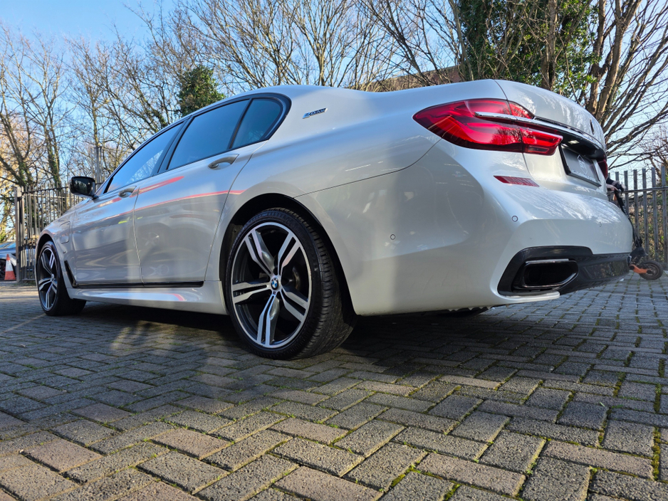 2017 BMW 7 Series - image 10