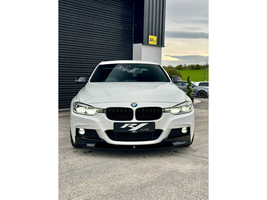 2017 BMW 3 Series - image 3