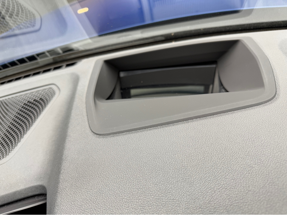 2020 BMW 3 Series - image 24