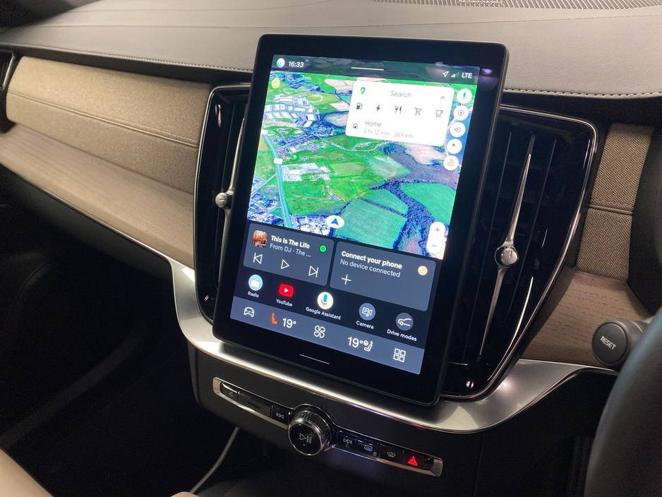 2025 Volvo XC90 - image 8