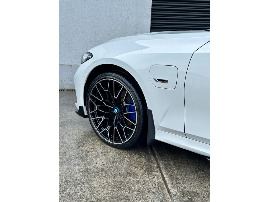 2022 BMW 3 Series - image 12