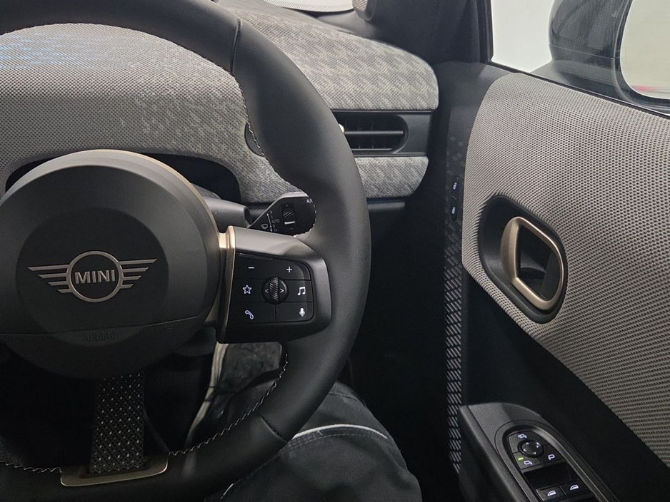 2025 MINI Hatch - image 18