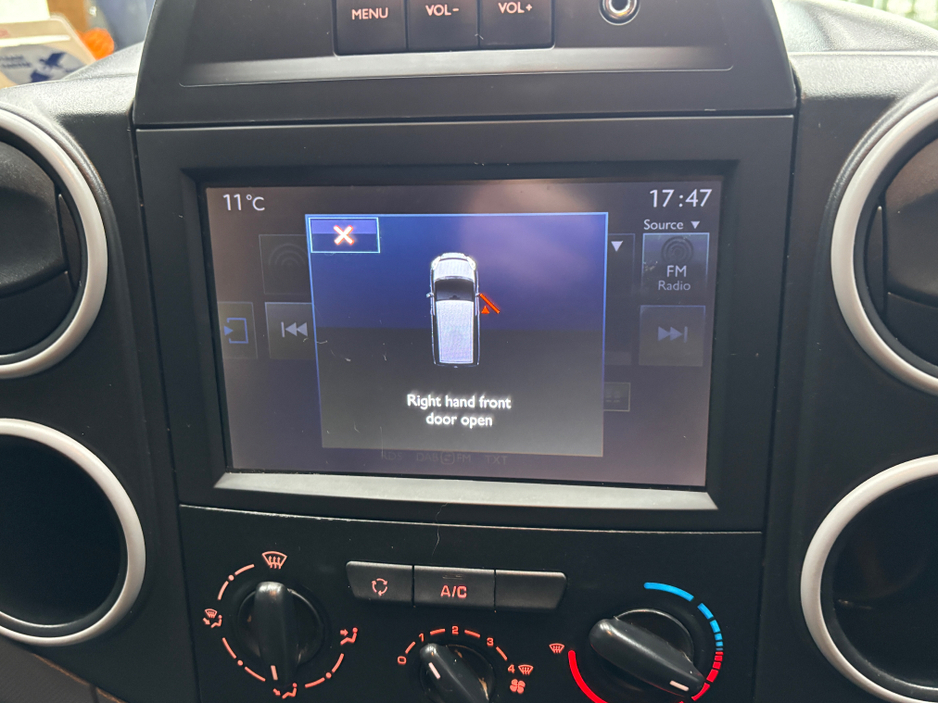 2018 Peugeot Partner - image 12