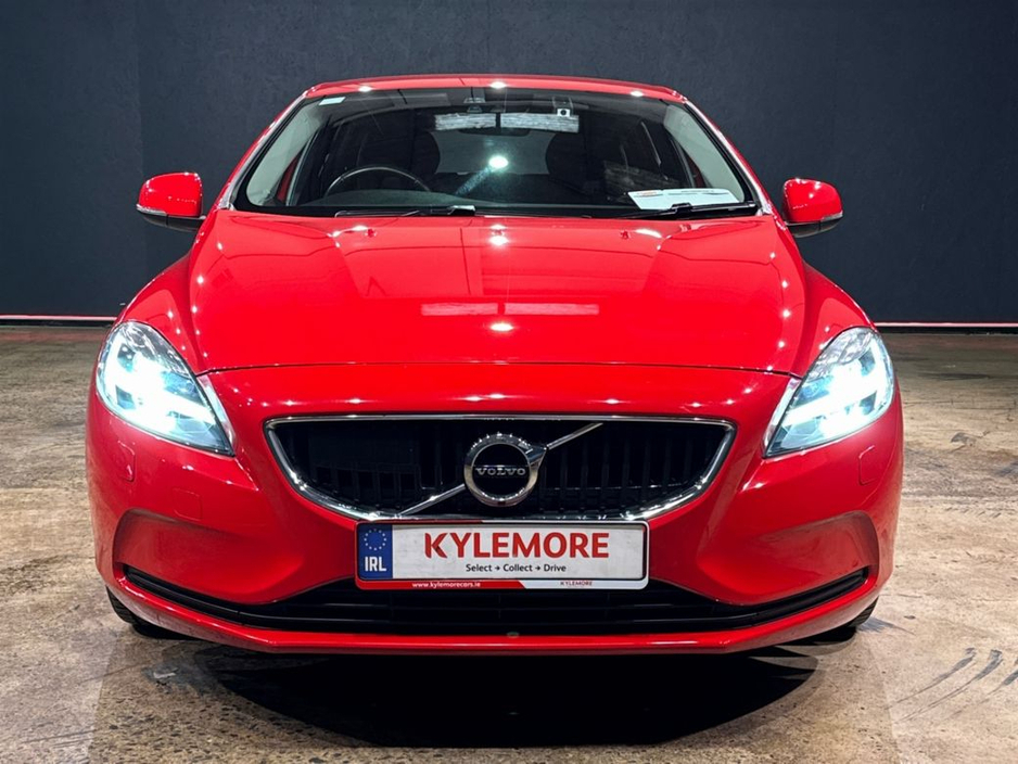 2019 Volvo V40 - image 8