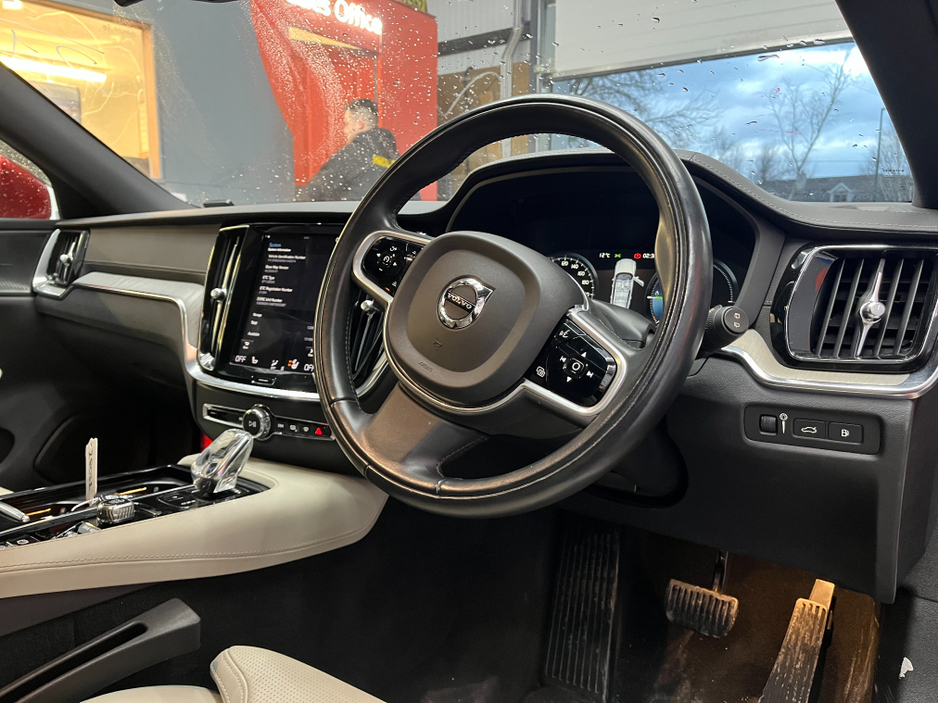 2021 Volvo V60 - image 10