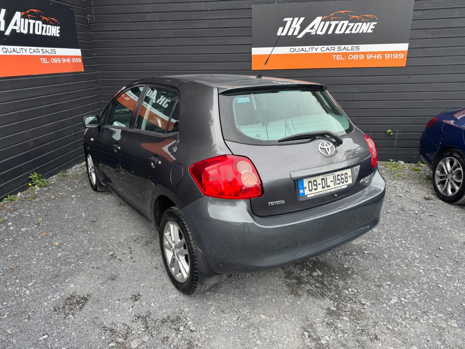 2009 Toyota Auris - image 4