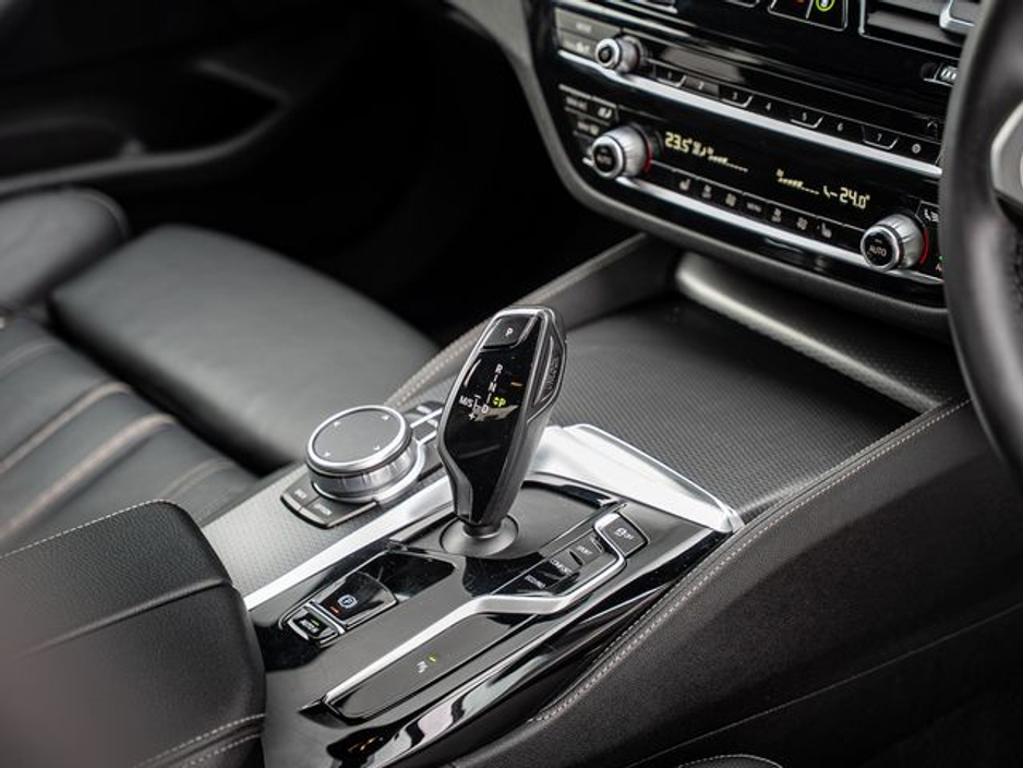 2021 BMW 5 Series - image 6