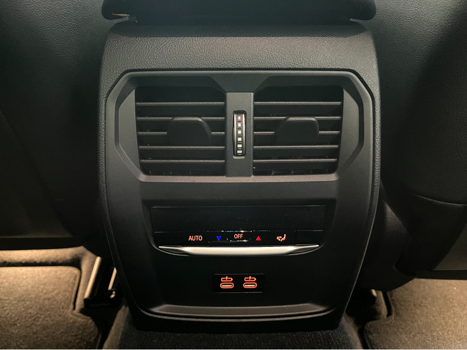 2024 BMW 3 Series - image 20