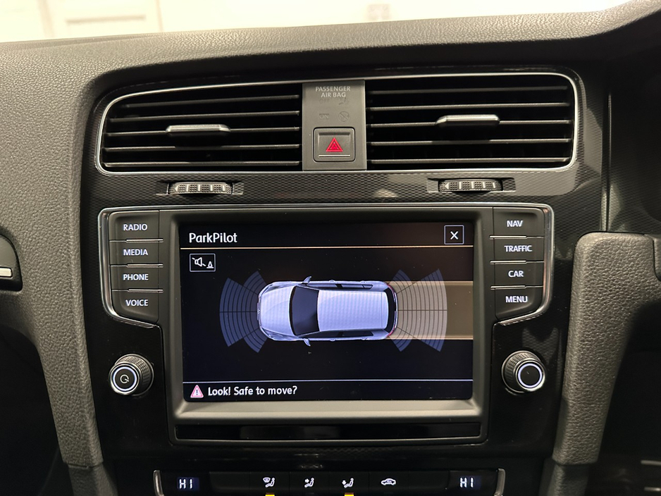 2014 Volkswagen Golf - image 28