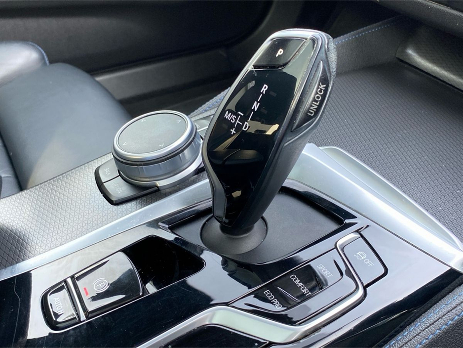 2022 BMW 5 Series - image 10