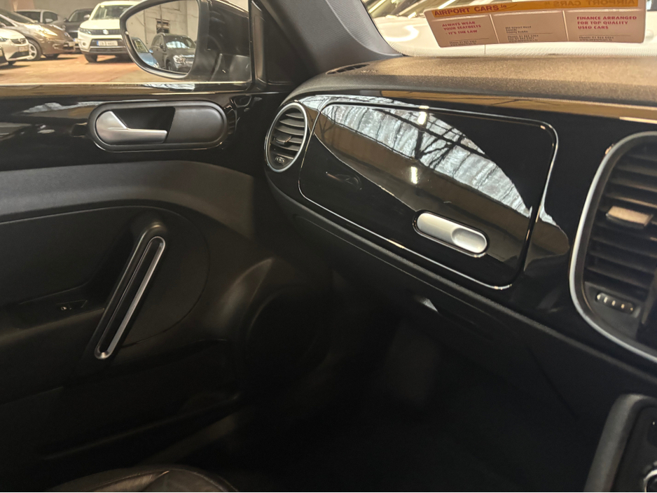 2013 Volkswagen Beetle - image 8