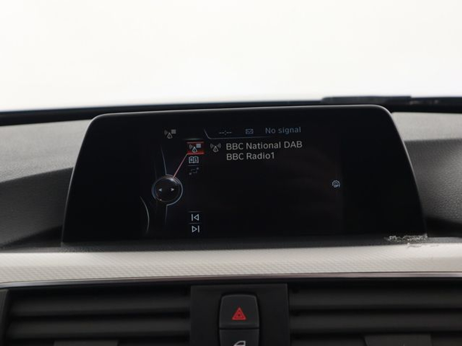 2015 BMW 3 Series - image 11