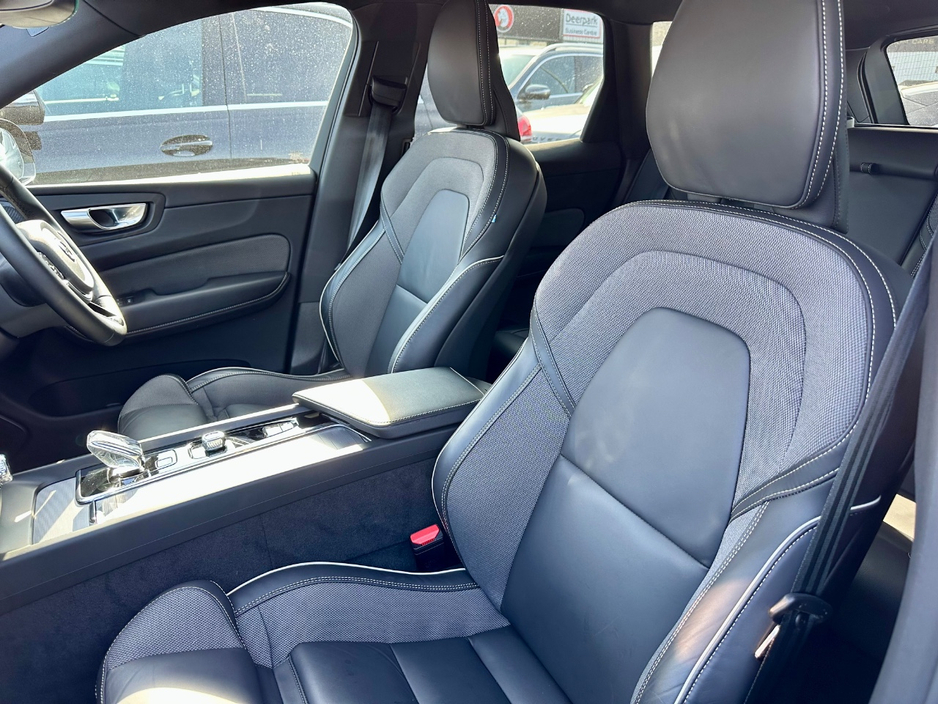 2025 Volvo XC60 - image 11
