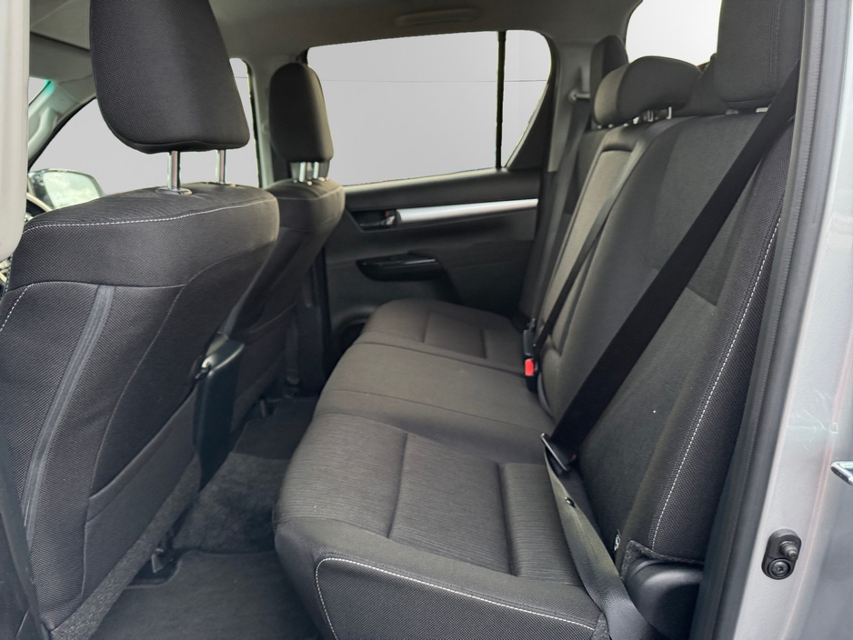 2025 Toyota Hilux - image 12