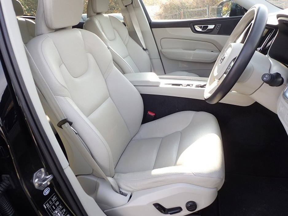 2018 Volvo XC60 - image 5