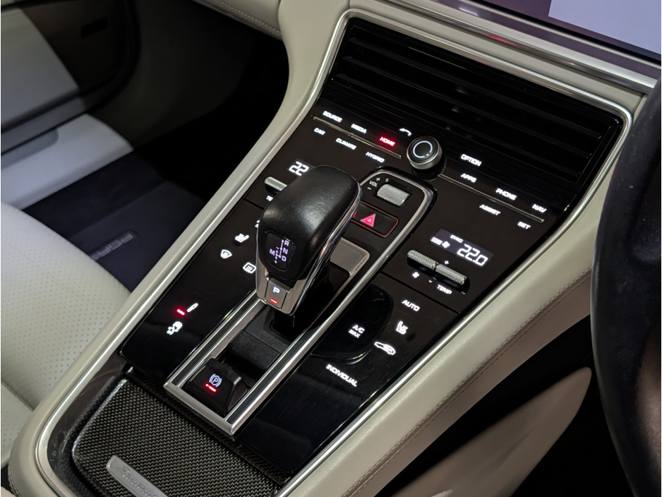 2018 Porsche Panamera - image 20