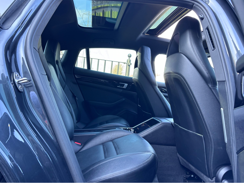 2018 Porsche Panamera - image 5
