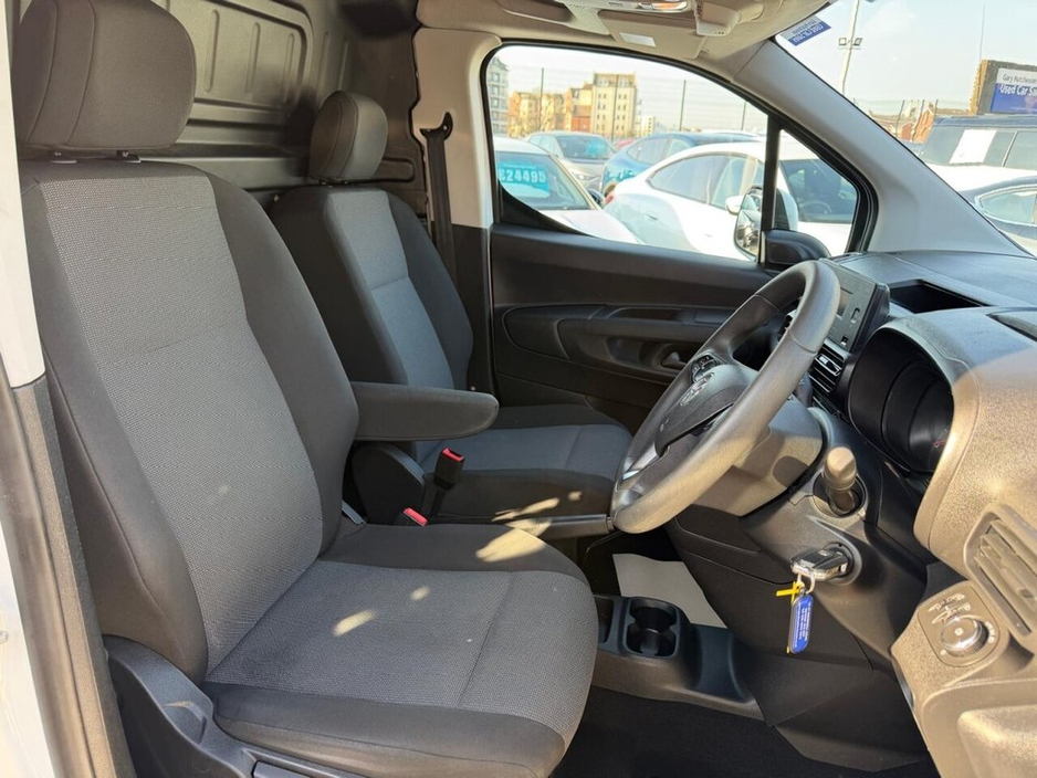 2020 Vauxhall Combo - image 19