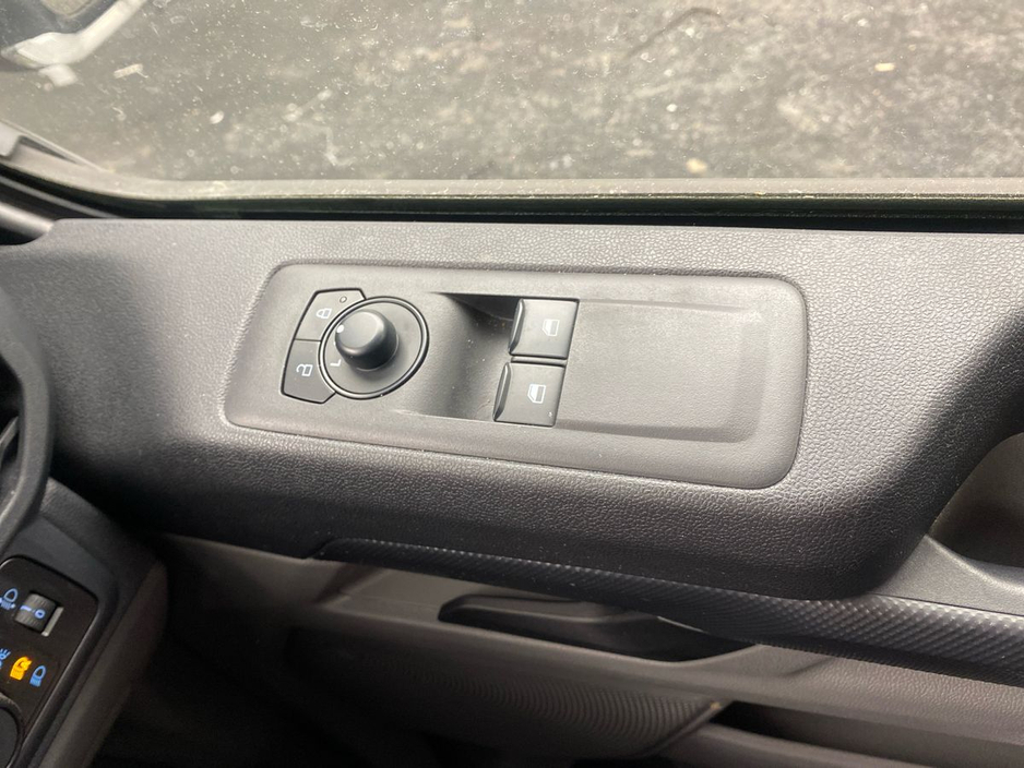 2025 Ford Transit Custom - image 13