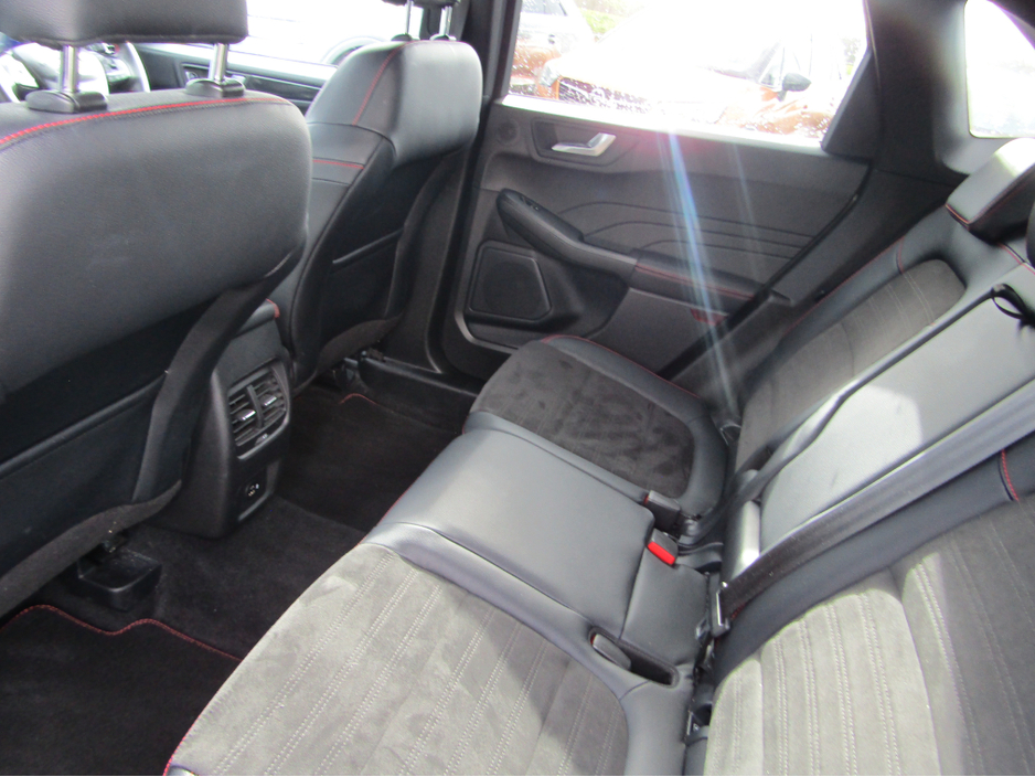 2022 Ford Kuga - image 8