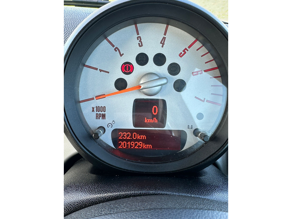 2012 MINI Hatch - image 3