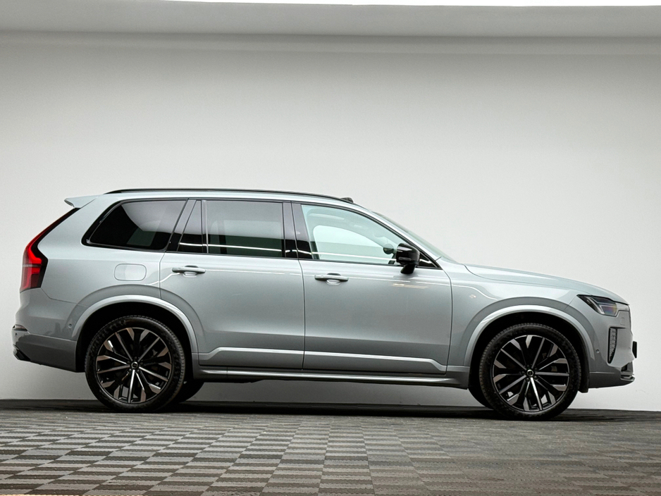 2025 Volvo XC90 - image 8
