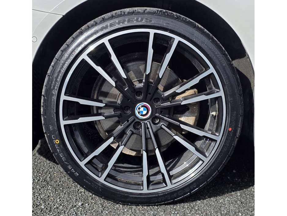 2021 BMW 5 Series - image 6