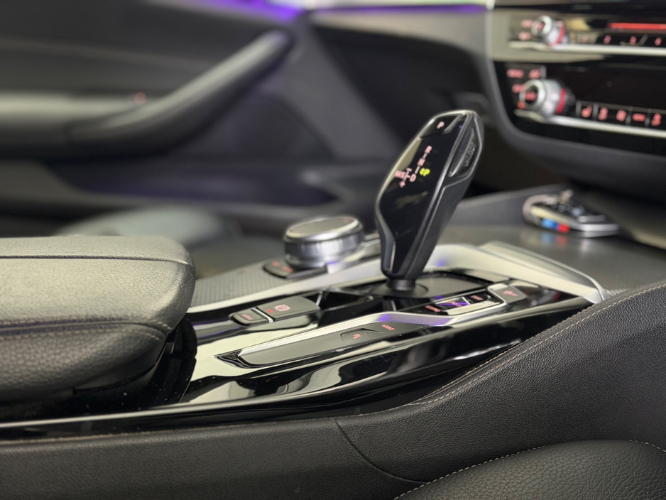 2018 BMW 5 Series - image 25